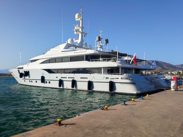 Ύδρα: Στον εισαγγελέα οι 13 της θαλαμηγού «Περσεφόνη» - Για τη φωτιά που προκλήθηκε από πυροτεχνήματα - Αντιμέτωποι με βαριές κατηγορίες. 