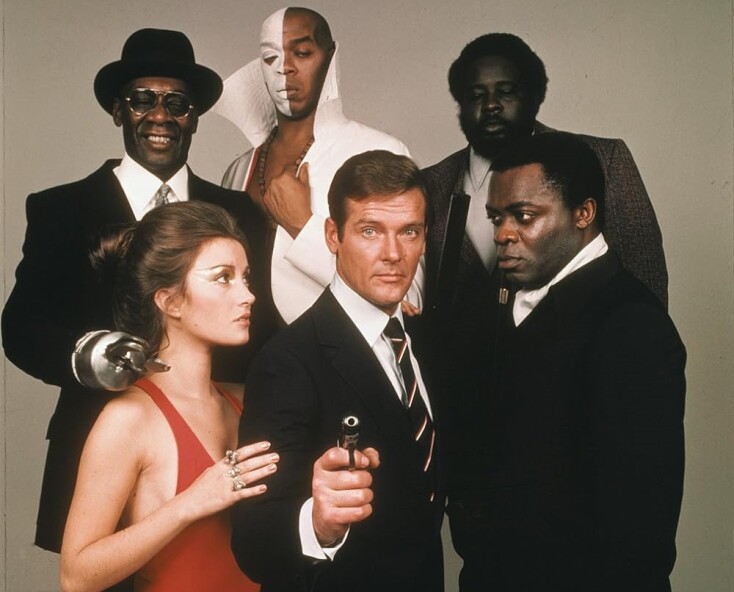 Σαν σήμερα 27 Ιουνίου 1973: Η πρώτη εμφάνιση του Ρότζερ Μουρ στον ρόλο του Τζέιμς Μποντ στην ταινία «Live and Let Die». 