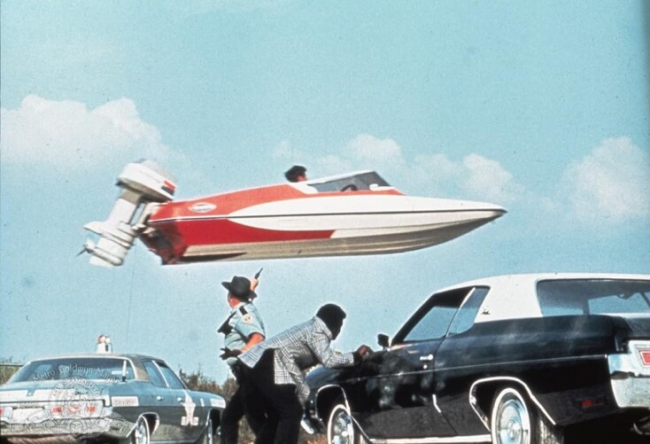 Σαν σήμερα 27 Ιουνίου 1973: Η πρώτη εμφάνιση του Ρότζερ Μουρ στον ρόλο του Τζέιμς Μποντ στην ταινία «Live and Let Die». 