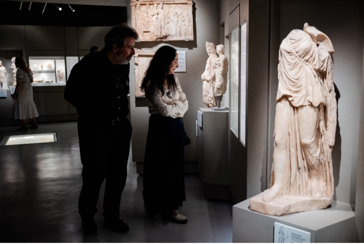 Επισκέπτες στο Μουσείο της Ανασκαφής στο Μουσείο Ακρόπολης