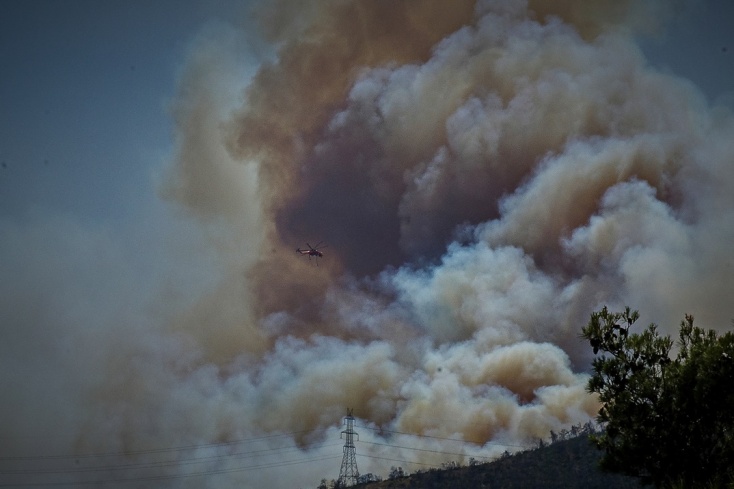 Οι καπνοί από τη μεγάλη φωτιά στο Κατσιμίδι Πάρνηθας