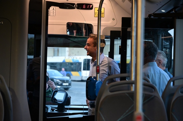 Ο Κυριάκος Μητσοτάκης σε λεωφορείο