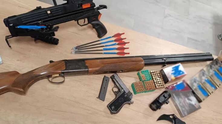 Χανιά: Σύλληψη 58χρονου για ενδοοικογενειακή βία και όπλα - Η καταγγελία της συζύγου και τα ευρήματα της αστυνομίας.