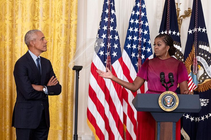 Ο πρώην πρόδρος των ΗΠΑ Barack Obama και η Michelle Obama στον Λευκό Οίκο © EPA/MICHAEL REYNOLDS