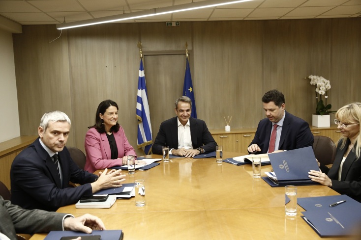 Κυριάκος Μητσοτάκης στο υπουργείο Εργασίας: Ισχύει στο ακέραιο η δέσμευση της κυβέρνησης ο κατώτατος μισθός να φτάσει στα 950 ευρώ στο τέλος της τετραετίας