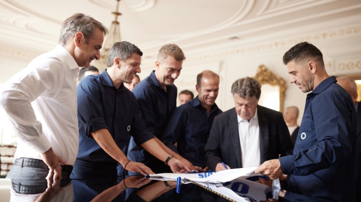 Οι  θριαμβευτές πρωταθλητές Ευρώπης του 2004 με τον Κυριάκο Μητσοτάκη