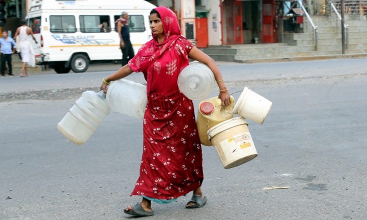 Οι γυναίκες που κουβαλούν νερό στην Ινδία 