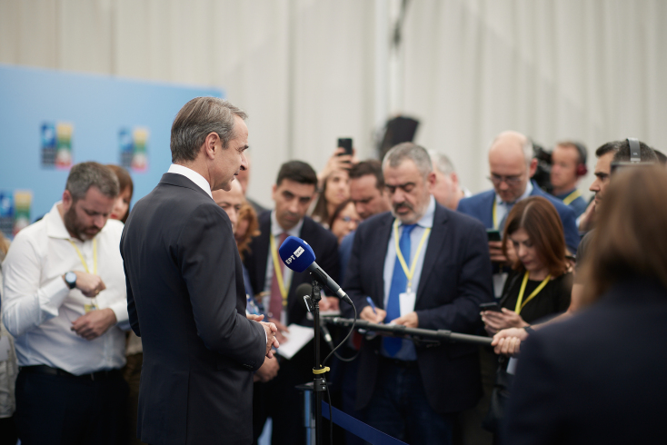 Ο Κυριάκος Μητσοτάκης δίπλα σε δημοσιογράφους κατά τη διάρκεια των δηλώσεών του