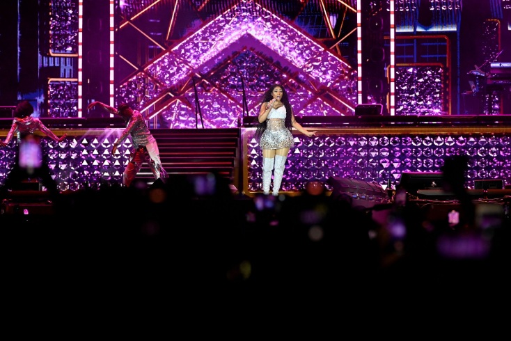 Η Νίκι Μινάζ ακύρωσε εμφάνισή της σε φεστιβάλ στη Ρουμανία για λόγους ασφάλειας - Εκφράστηκαν φόβοι για διαδηλώσεις στην περιοχή της συναυλίας στο Βουκουρέστι.