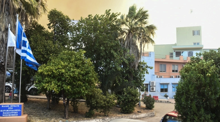 Στην αυλή του Καραμανδάνειου έφτασαν οι φλόγες της φωτιάς 