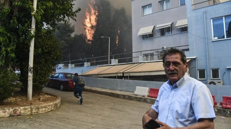 Στην αυλή του Καραμανδάνειου έφτασαν οι φλόγες της φωτιάς 
