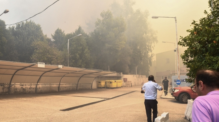 Εικόνες από τη φωτιά που απείλησε το Καραμανδάνειο