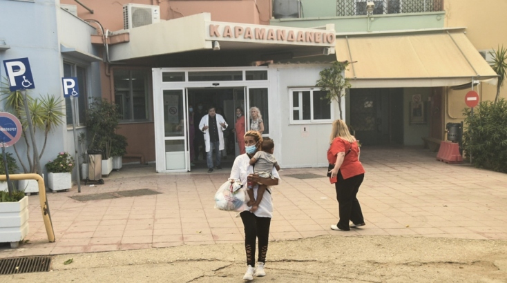 Εικόνες από τη φωτιά που απείλησε το Καραμανδάνειο