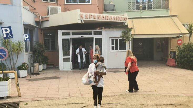 Φωτιά στην Πάτρα: Συγκλονιστικά καρέ από τις φλόγες που απείλησαν το Καραμανδάνειο