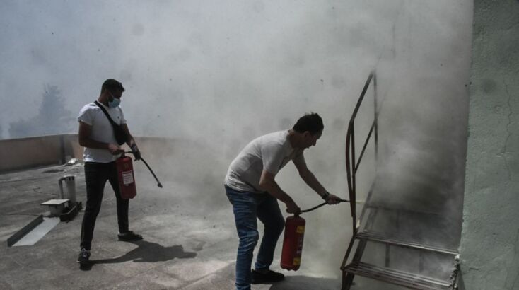 Φωτιά στην Πάτρα: Συγκλονιστικά καρέ από τις φλόγες που απείλησαν το Καραμανδάνειο