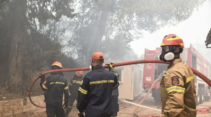 Φωτιά στην Πάτρα: Συγκλονιστικά καρέ από τις φλόγες που απείλησαν το Καραμανδάνειο
