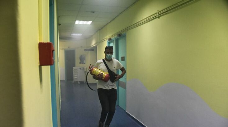 Φωτιά στην Πάτρα: Συγκλονιστικά καρέ από τις φλόγες που απείλησαν το Καραμανδάνειο