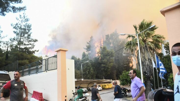 Φωτιά στην Πάτρα: Συγκλονιστικά καρέ από τις φλόγες που απείλησαν το Καραμανδάνειο