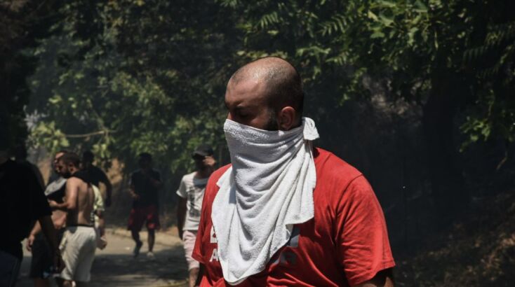 Φωτιά στην Πάτρα: Συγκλονιστικά καρέ από τις φλόγες που απείλησαν το Καραμανδάνειο