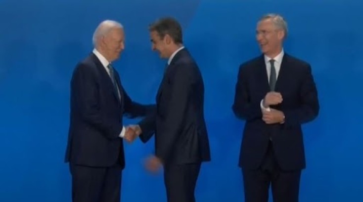 Ο Κυριάκος Μητσοτάκης έκανε χειραψία με τον αμερικανό πρόεδρο Τζο Μπάιντεν και τον επικεφαλής του ΝΑΤΟ Γενς Στόλτενμπεργκ