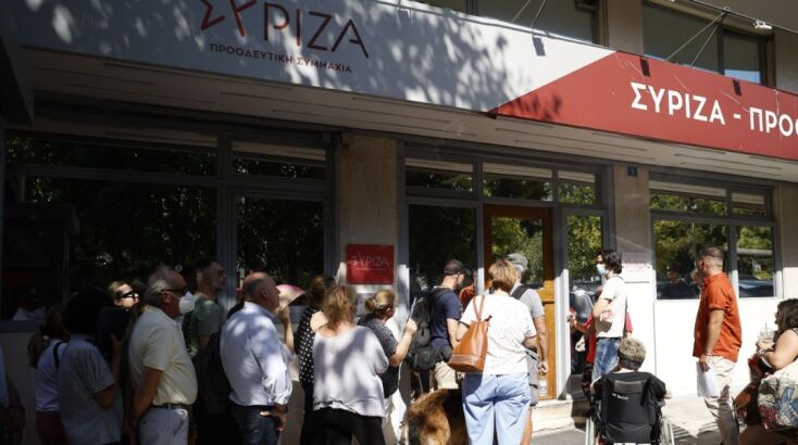 Ουρές έξω από την Κουμουνδούρου για το τετ α τετ με τον Στέφανο Κασσελάκη