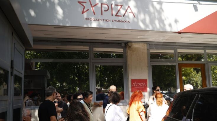 Ουρές έξω από την Κουμουνδούρου για το τετ α τετ με τον Στέφανο Κασσελάκη