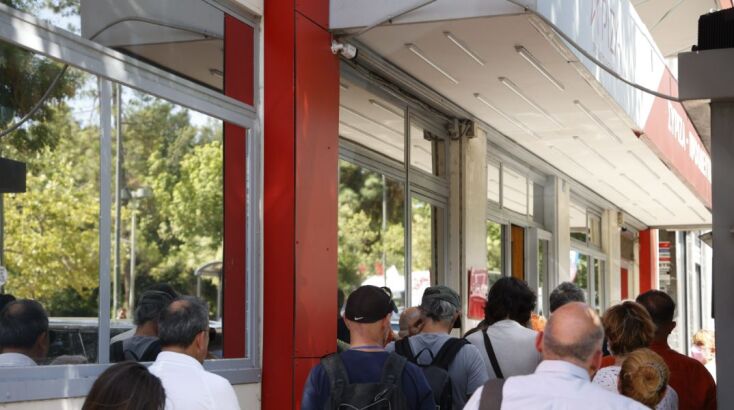 Ουρές έξω από την Κουμουνδούρου για το τετ α τετ με τον Στέφανο Κασσελάκη