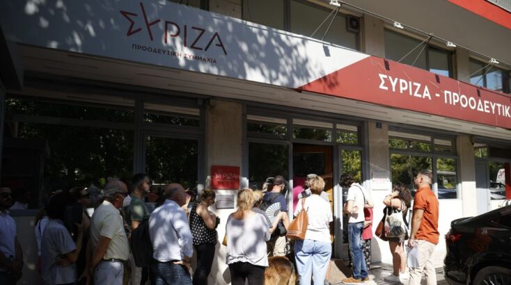 Ουρές έξω από την Κουμουνδούρου για το τετ α τετ με τον Στέφανο Κασσελάκη