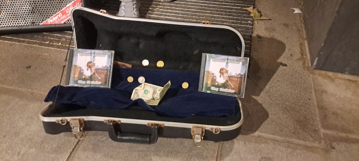 Tip Of The Day: Ανακαλύψτε τον τρομπετίστα Oleg Strekalov ως μουσικό του δρόμου στην οδό Πανεπιστημίου