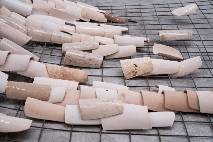 Αλεξία Ψαραδέλη, Άποψη εγκατάστασης, 2023, κεραμικά, δομικό πλέγμα © Γ. Δημητρακόπουλος