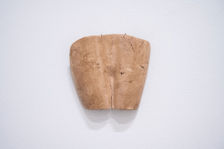 Αλεξία Ψαραδέλη, Mīra, 2023, εφυαλωμένο κεραμικό, 25x20 cm © Γ. Δημητρακόπουλος