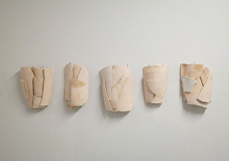 Αλεξία Ψαραδέλη, Ισχύ εν τη ενώση, 2024, κεραμικά, μεταβλητές διαστάσεις