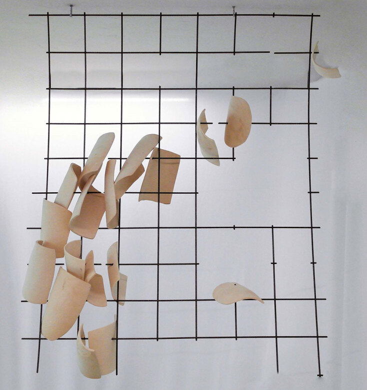 Αλεξία Ψαραδέλη, Μηρολόι, 2024, κεραμικά, δομικό πλέγμα, 70x100 cm