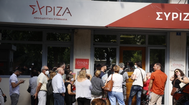 Από νωρίς το απόγευμα σχηματίστηκαν ουρές έξω από την Κουμουνδούρου