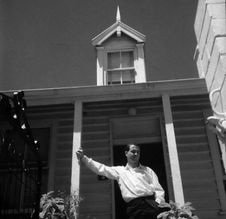 Ο Κώστας Ταχτσής έξω από το σπιτάκι της Κλαρίς και της Τζόσελιν, οδός Αλεξάντερ, Πάντινγκτον, 1959