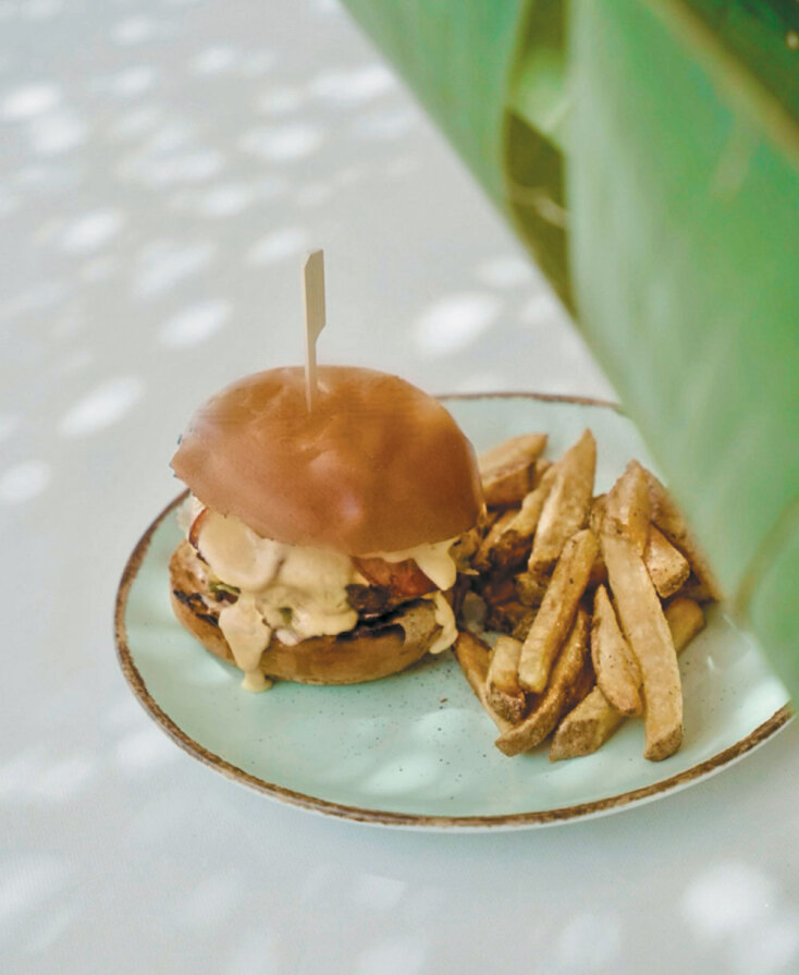 Ziba beach bar restaurant: Το συνώνυμο της καλοκαιρινής διασκέδασης στην Τήνο