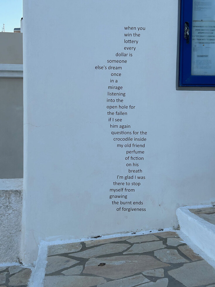 Ποιήματα του CAConrad στους τοίχους της χώρας της Ανάφης