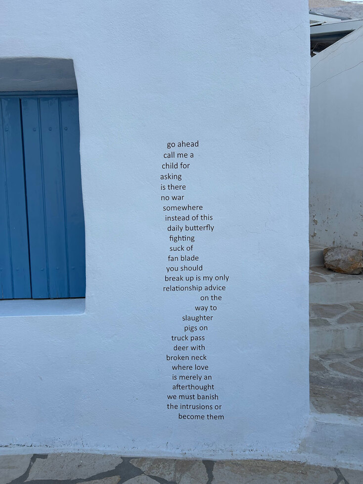 Ποιήματα του CAConrad στους τοίχους της χώρας της Ανάφης