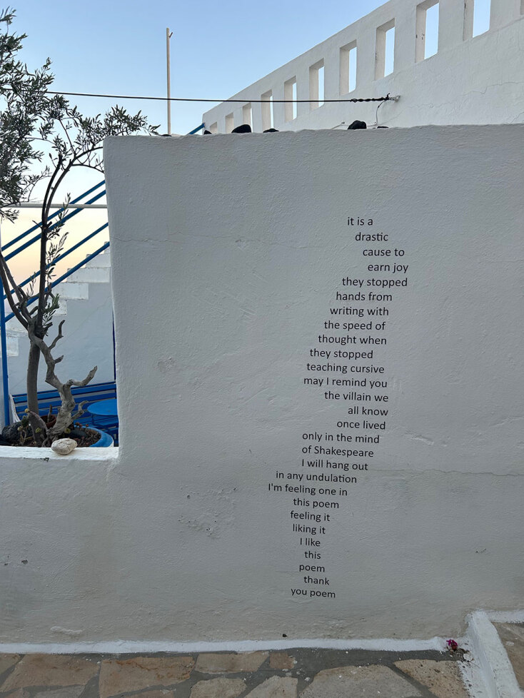 Ποιήματα του CAConrad στους τοίχους της χώρας της Ανάφης