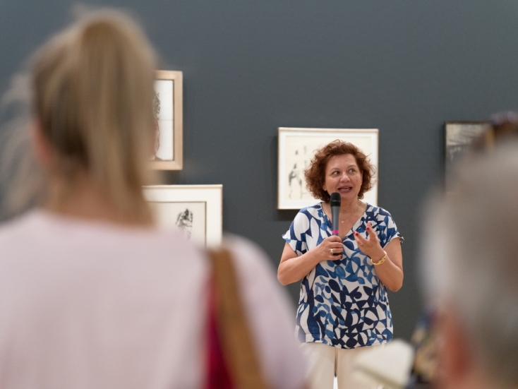 Η Συραγώ Τσιάρα μας ξεναγεί στην έκθεση "Δημοκρατία"