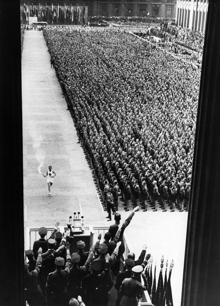 30 Ιουνίου 1936: Ο Siegfried Eifrig μεταφέρει την Ολυμπιακή δάδα στο Βερολίνο, πριν μεταφερθεί στο Ολυμπιακό στάδιο © ullstein bild/ullstein bild via Getty Images