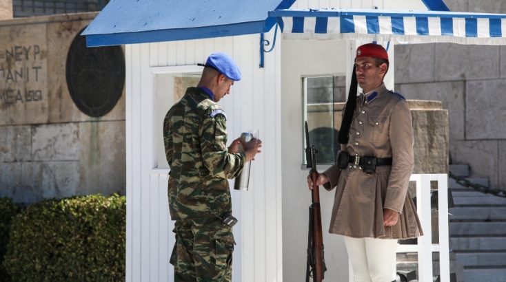 O αξιωματικός δίνει στον Εύζωνα κρύο νερό 