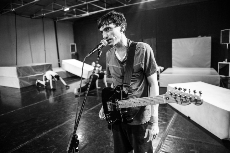 «Τα Σκυλιά»: Εντυπώσεις από τη θεατρική παράσταση που σκηνοθετεί ο Ανέστης Αζάς στην Πειραιώς 260.