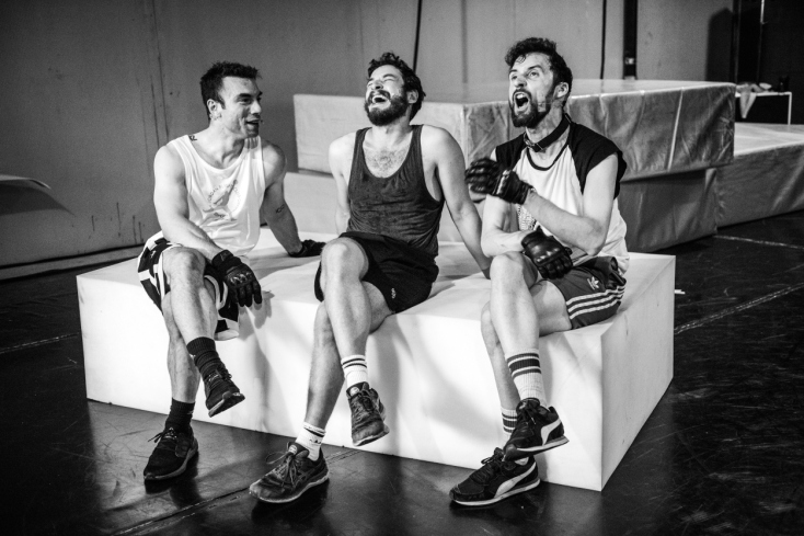 «Τα Σκυλιά»: Εντυπώσεις από τη θεατρική παράσταση που σκηνοθετεί ο Ανέστης Αζάς στην Πειραιώς 260.