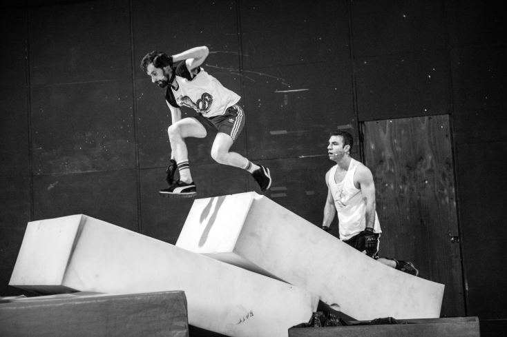 «Τα Σκυλιά»: Εντυπώσεις από τη θεατρική παράσταση που σκηνοθετεί ο Ανέστης Αζάς στην Πειραιώς 260.