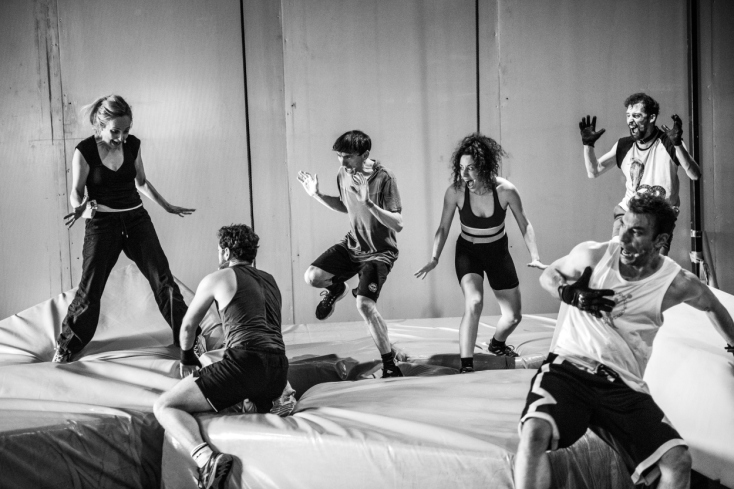 «Τα Σκυλιά»: Εντυπώσεις από τη θεατρική παράσταση που σκηνοθετεί ο Ανέστης Αζάς στην Πειραιώς 260.