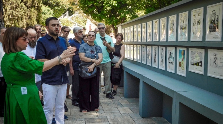 Στην παρουσίαση συμμετείχε αντιπροσωπεία της Λέσχης των Ελλήνων Γελοιογράφων, οι οποίοι συνομίλησαν με την Πρόεδρο της Δημοκρατίας, αλλά και το κοινό