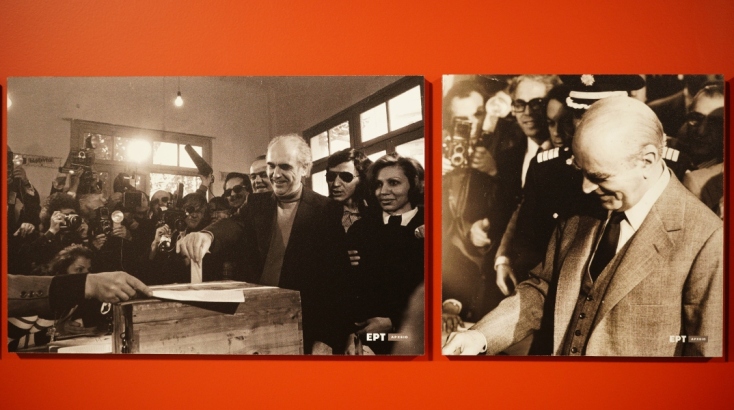 Η έκθεση γυρνά τον χρόνο πίσω και παρουσιάζει μια πόλη ζωντανή, την Αθήνα, που γιορτάζει την ελευθερία της σε δύο διαφορετικές ιστορικές στιγμές