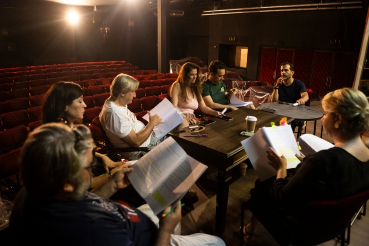 «Στο διπλανό δωμάτιο ή το έργο του δονητή»: σκηνοθέτης και θίασος στις πρόβες