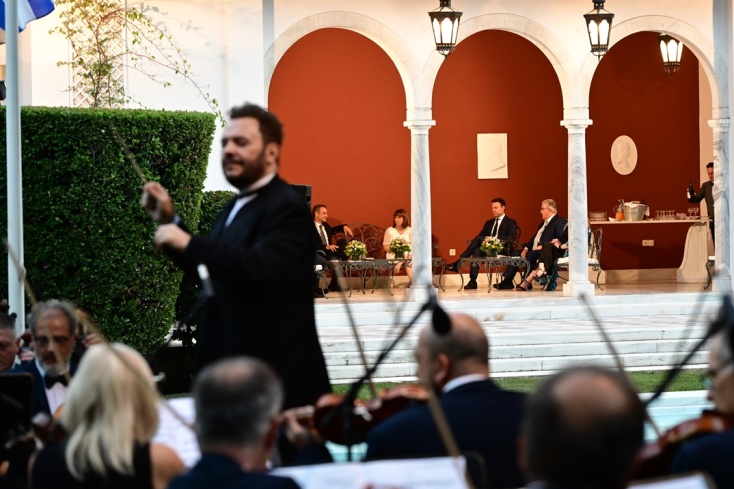 Δεξίωση για την Αποκατάσταση της Δημοκρατίας - Παρουσίες και πηγαδάκια Η ορχήστρα έπαιξε ζωντανή μουσική στη δεξίωση για την Αποκατάσταση της Δημοκρατίας